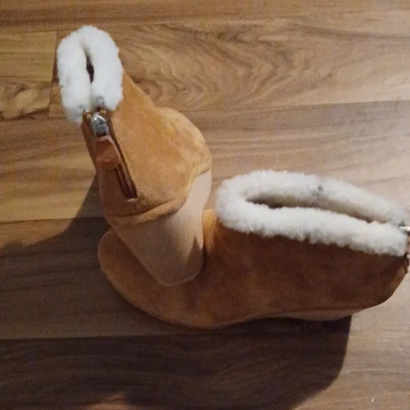 Gentle Souls Boots Looks well kept!!!/ There is No box - Picture 2 of 3